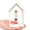 Mensaje romántico en una botella para regalar a tu novio o novia Tarro de los deseos con una tarjeta para tu esposo o esposa (bottle in white wood house Te quiero… sólo quería que lo supieras)